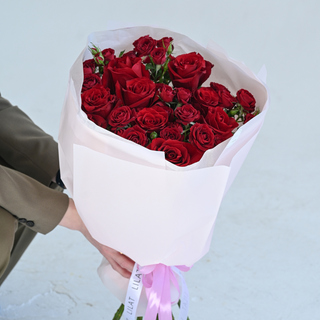 წითელი სპრეი ვარდების თაიგული