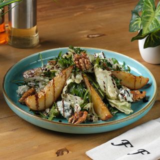 მსხლის სალათი როკფორით