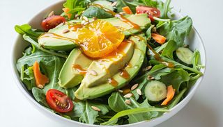 Микс салата с авокадо и цитрусов дресинг