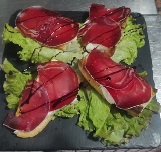 Tostada De Cecina Con Queso De Cabra Francés