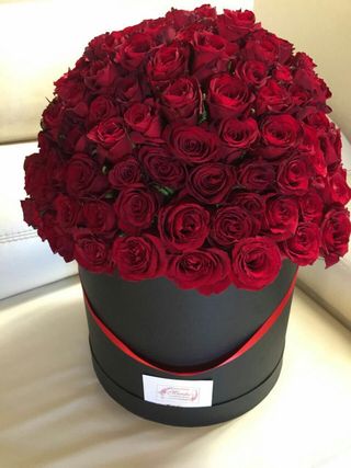 წითელი ვარდები შავ ყუთში