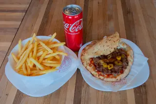 Fan pljeskavica ljuta + meni Coca-Cola i pomfrit