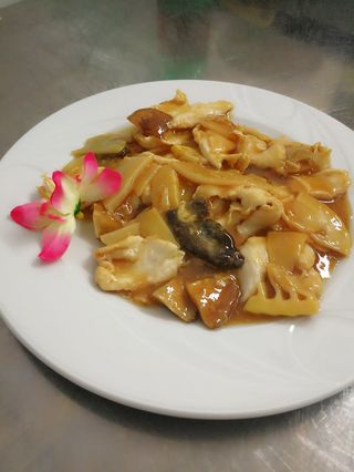 70 Pollo con funghi e bambù 双冬鸡
