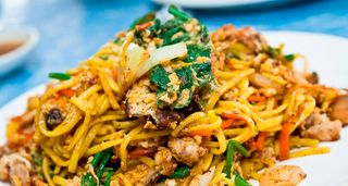 Makaron sojowy z warzywami i kurczakiem