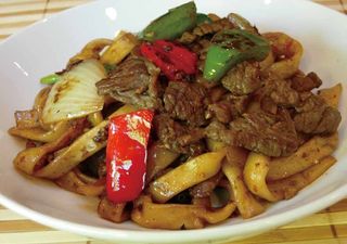 32. Tagliatelle a fette saltate con manzo