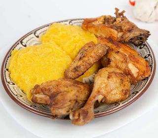 Pui la ceaun cu mămăliguță și usturoi  750g / 250 g