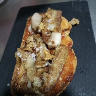 Tosta de secreto ibérico con mermelada de tomate y jalapeño.