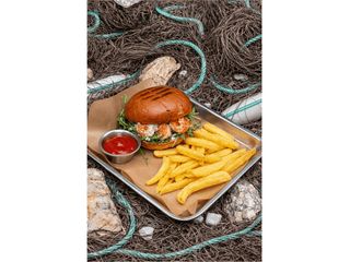 GL Burger z krewetkami, sosem bazyliowym i frytkami (260g)