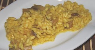 Risotto allo zafferano con gamberi e calamari 