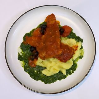 Судак со шпинатным соусом с пюре