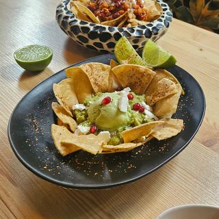 Totopos con guacamole 