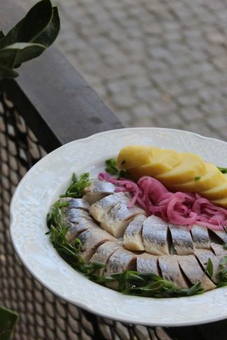 Оселедець з картоплею в мундирі