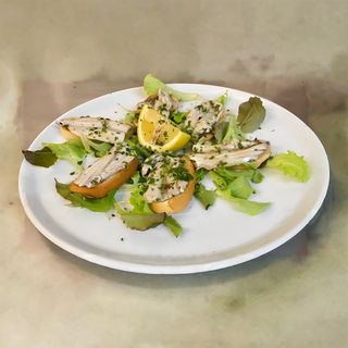 Crostini con alici marinate