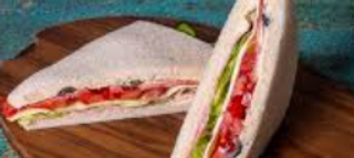 Tramezzino con pomodori e insalata