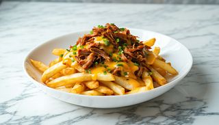 Frytki z serem i szarpaną wieprzowiną