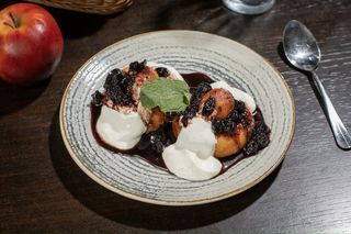 Papanași cu dulceată de afine