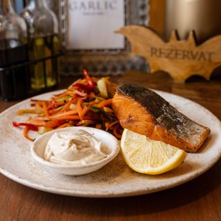 SOMON CU SOTE DE LEGUME & BURNT GARLIC SOS 