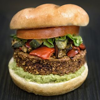 Burger Vegana Beyond & Patatas Rustik