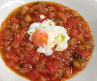 Pisto Manchego con huevo frito