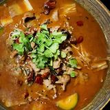 Rebanadas de ternera escalfadas en aceite de chili picante