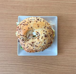 Bagel De Salmón Y Aguacate 