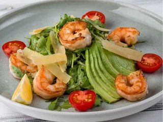 Рукола з тихоокенськими креветками, томатами чері та пармезаном (245g)