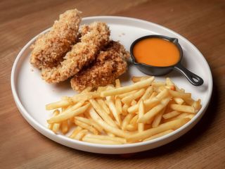 Курячі нагетси з картоплею фрі та соусом світ-чілі (250г)