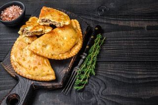 Чебурек з куркою та грибами