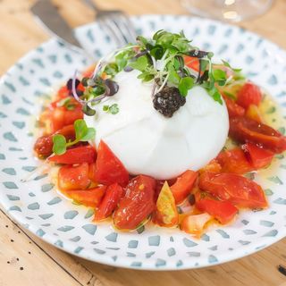 Burrata De Puglia Con Trufa Y Cherrys