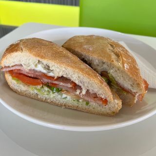 Bocadillo De Lomo Con Lechuga Y Tomate