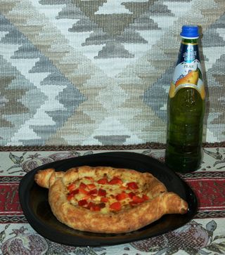 Chaczapuri Adżarskie Wołowina i Ser + lemoniada 0,5l