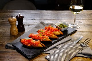 Bruschete cu roșii și busuioc