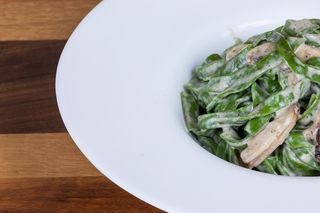 Tagliatelle din spanac cu ciuperci si crema de trufe