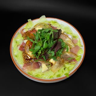 Салат із прошуто та карамелізованою грушею