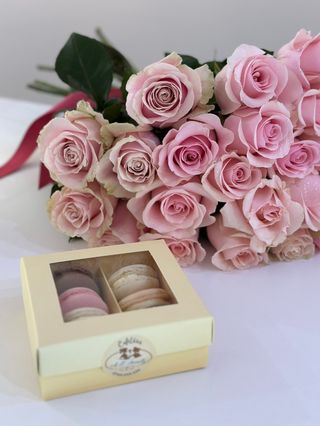 Surpriză “Macarons și roze”