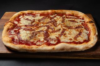 Pizza Provolone Y Salame (30 X 30 Cm.)