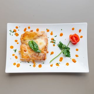 Porzione di lasagne al ragù