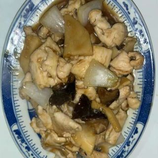 Pollo con bambú y setas china