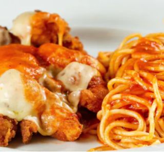 Bife de Frango à Parmegiana com espaguete (serve 2 Pessoas)