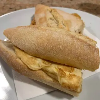 Bocadillo caliente tortilla francesa