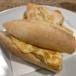 Bocadillo caliente tortilla francesa