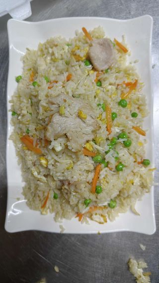 Пържен ориз със свинско (700г)