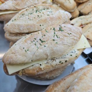 Bocadillo de pollo con queso y alioli