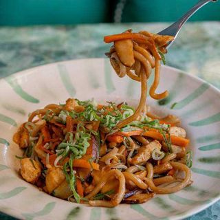 Noodles con verduras y pollo de granja