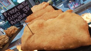 Pizza fritta mozzarella e pomodorini