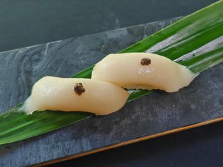 544. Nigiri Pez De Mantequilla Con Salsa Trufa
