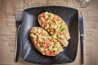 Bruschetta cu salsa din avocado