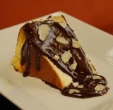 Баскський чізкейк з шоколадним соусом