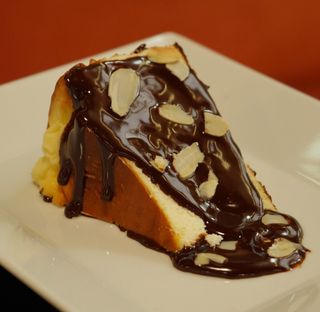 Баскський чізкейк з шоколадним соусом