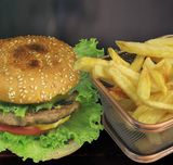 Телешки бургер с чедър (300г)